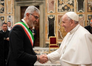 Il sindaco di Ragusa, Peppe Cassì, sabato scorso, insieme ai sindaci dei Comuni capoluogo ha incontrato Papa Francesco.