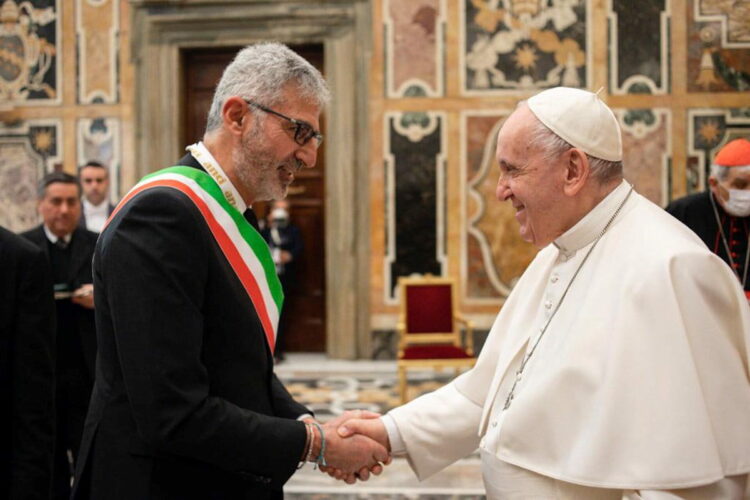 Il sindaco di Ragusa, Peppe Cassì, sabato scorso, insieme ai sindaci dei Comuni capoluogo ha incontrato Papa Francesco.