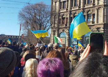 A Milano in migliaia manifestano per la pace in Ucraina