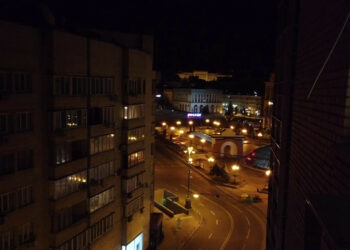 Il coprifuoco a Kiev tra strade deserte e sirene antiaeree