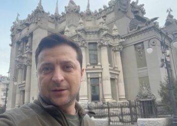 In Ucraina si combatte ovunque, Zelensky rifiuta offerta Usa di evacuare