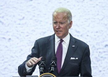 I paracadutisti arrivano a Kharkiv. Biden “Putin pagherà un prezzo alto”