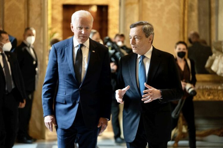 Ucraina, Draghi sente Biden e leader europei. Importante unità intenti