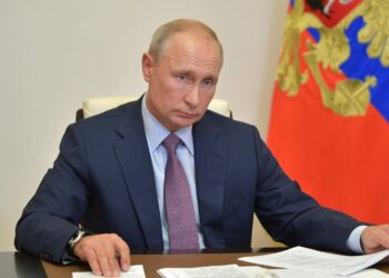 Gas, Putin “Per i pagamenti accetteremo solo il rublo”