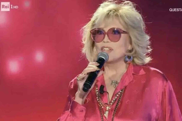 Amanda Lear a Domenica in, ecco cosa ha detto sulle donne ucraine. Poi le scuse su Instagram