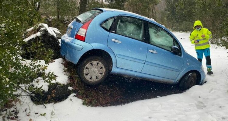 Anziano bloccato con l'auto nella neve: ritrovato dopo una notte di ricerche