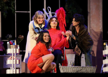 Applausi per Fiori d'acciaio a Ragusa, Tosca D'Aquino rende omaggio alle donne ucraine