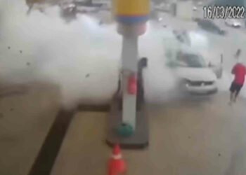 Auto a gas esplode durante rifornimento: è impressionate VIDEO