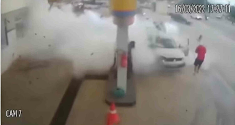 Auto a gas esplode durante rifornimento: è impressionate VIDEO