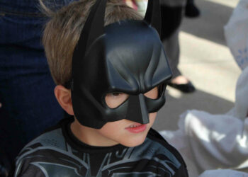 Bimbo di 2 anni scappa di casa: lo trovano e ai carabinieri dice: sono batman