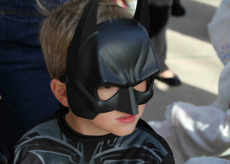 Bimbo di 2 anni scappa di casa: lo trovano e ai carabinieri dice: sono batman