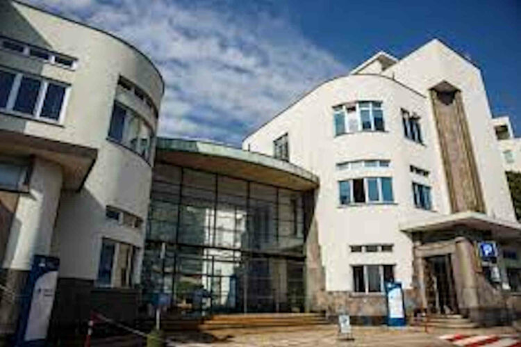 Bimbo profugo ucraino cade da 4 metri: ricoverato al Gaslini