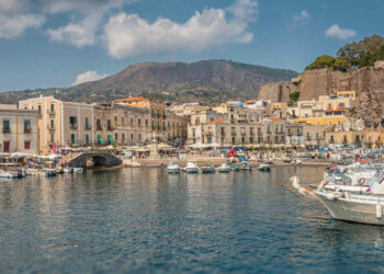 Boom di case all'asta alle Eolie: si vende anche hotel