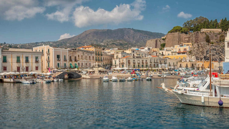 Boom di case all'asta alle Eolie: si vende anche hotel