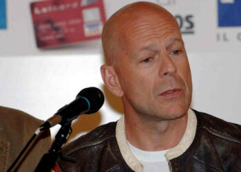 Bruce Willis si ritira dal cinema per una malattia, soffre di afasia: non posso più recitare