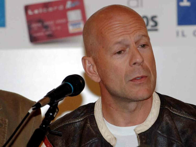 Bruce Willis si ritira dal cinema per una malattia, soffre di afasia: non posso più recitare