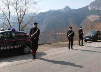 Cadavere a pezzi: è di una donna con molti tatuaggi: ecco le scritte per riconoscerla