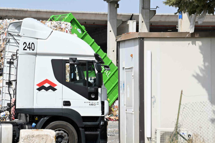 Cadavere trovato in un container della differenziata