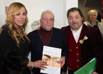 Carmelo Carrubba dona una sua scultura alla nuova chiesa dello Spirito Santo di Vittoria