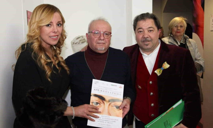 Carmelo Carrubba dona una sua scultura alla nuova chiesa dello Spirito Santo di Vittoria