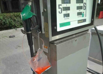 Caro benzina, blitz con "sacche di sangue" ai distributori