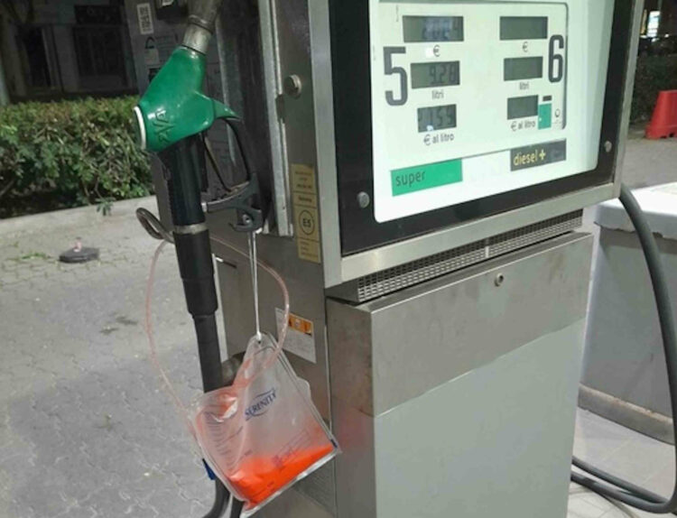 Caro benzina, blitz con "sacche di sangue" ai distributori