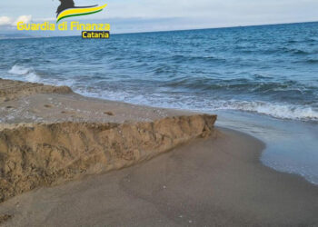 Catania, sequestrata porzione arenile: denunciato gestore stabilimento balneare