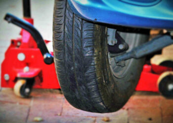 Cede il cric mentre cambia una gomma: muore schiacciato