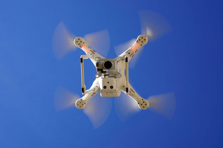 Cellulari in carcere col drone: trovati in un bagno