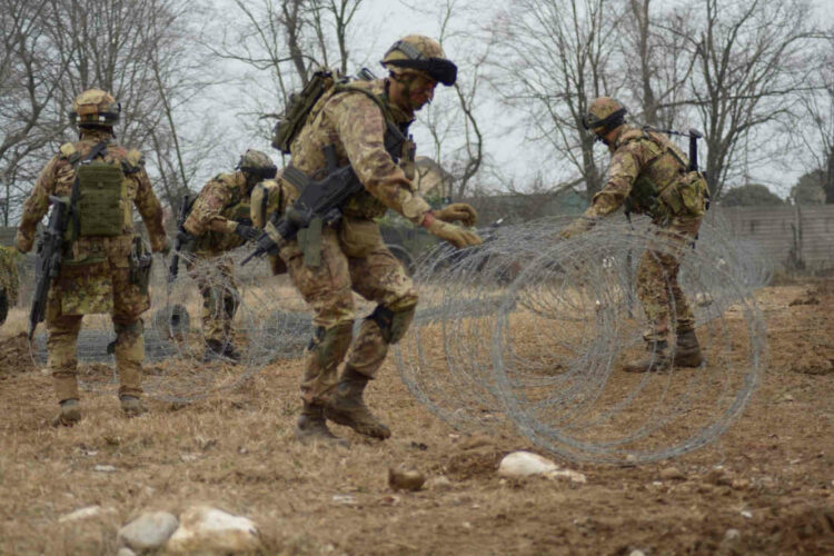 Circolare esercito italiano, reparti al 100% e addestramento al combattimento: ansia per italiani