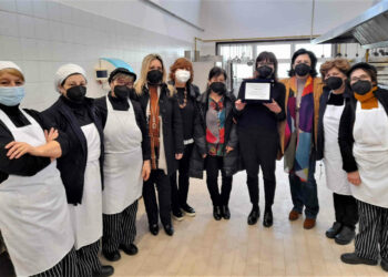 L'Istituto Verga di Comiso dona una targa di riconoscimento alle cuciniere