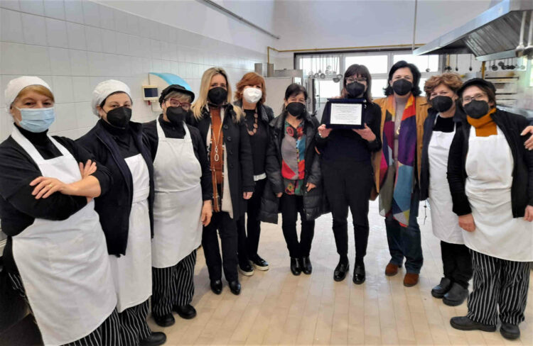 L'Istituto Verga di Comiso dona una targa di riconoscimento alle cuciniere