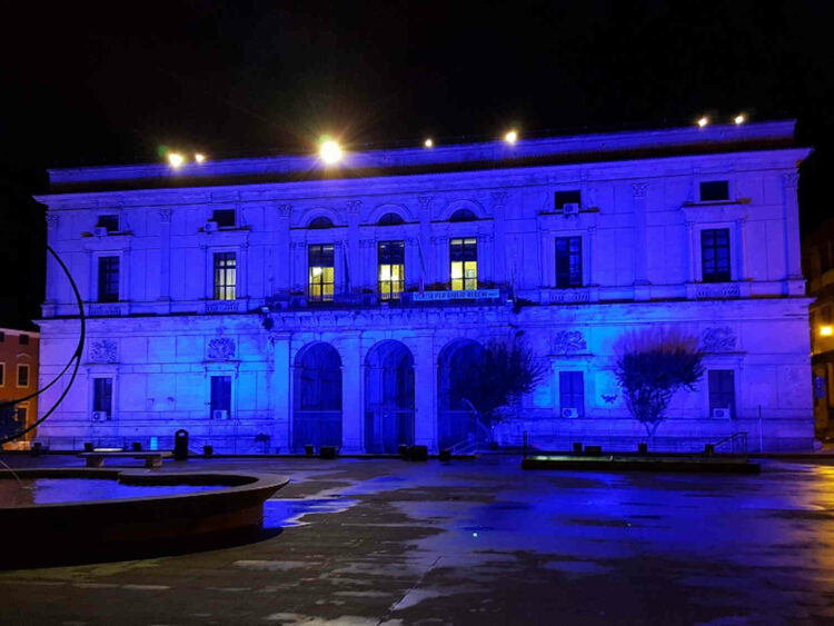 Il Comune di Ragusa si illumina di blu per la Giornata mondiale dell’autismo 2022. Sabato 2 aprile il prospetto del Comune si colora di blu