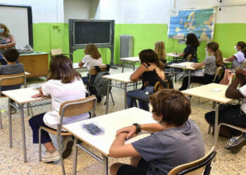 Covid scuola, dal 1 aprile tornano le gite e i prof no vax