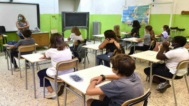 Covid scuola, dal 1 aprile tornano le gite e i prof no vax