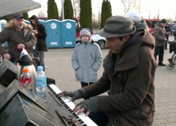 Davide, il pianista siciliano che suona il pianoforte per i profughi a pochi chilometri dalle bombe