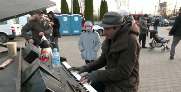 Davide, il pianista siciliano che suona il pianoforte per i profughi a pochi chilometri dalle bombe