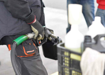 Donna in fila al distributore di benzina, picchiata da un branco di giovani