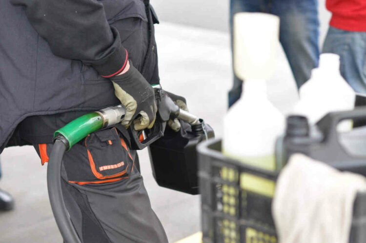 Donna in fila al distributore di benzina, picchiata da un branco di giovani