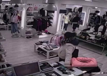 Entra nei negozi e ruba i cellulari: guardate come fa VIDEO
