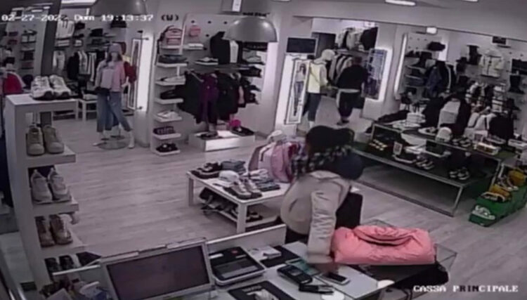 Entra nei negozi e ruba i cellulari: guardate come fa VIDEO