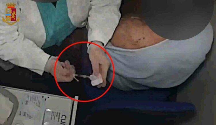 Fingeva di vaccinare contro Covid non per soldi ma perchè contraria al vaccino: alcuni pazienti ignari