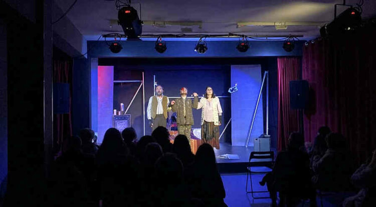 Godot ‘Dall’altra parte’ l’assurdità di tutte le guerre e di tutti i confini