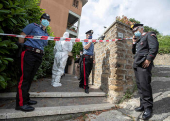 Ha ucciso i genitori a colpi di pistola per denaro