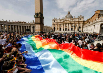 Il Papa all'Angelus: bestialità della guerra, atto barbaro e sacrilego
