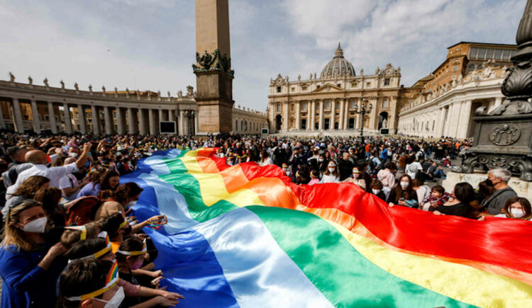 Il Papa all'Angelus: bestialità della guerra, atto barbaro e sacrilego