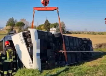 Incidente A14, pullman si ribalta: muore una donna VIDEO