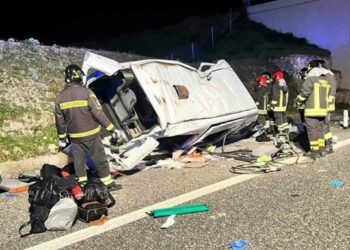 Incidente, bus si ribalta e muoiono tre suore: 10 feriti