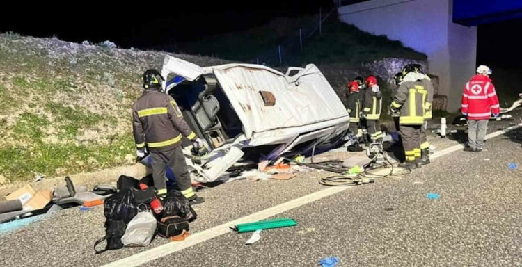 Incidente, bus si ribalta e muoiono tre suore: 10 feriti