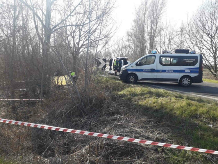 Incidente in auto: morti due ventenni